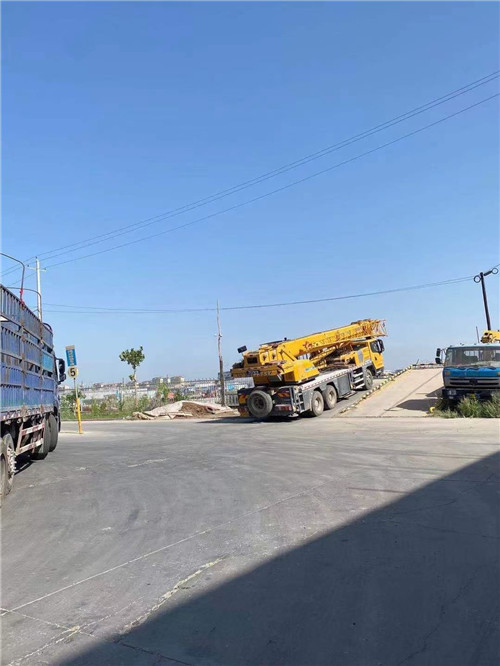 渝中区25吨吊车的租赁价格大概是多少？