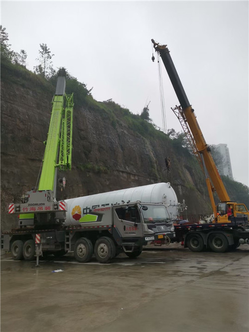 渝中区“不怕风雨冻”—— 吊车的 “恶劣环境适应” 技术